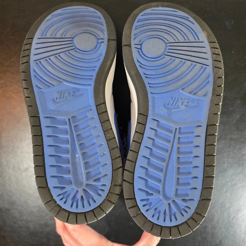 Nike features black